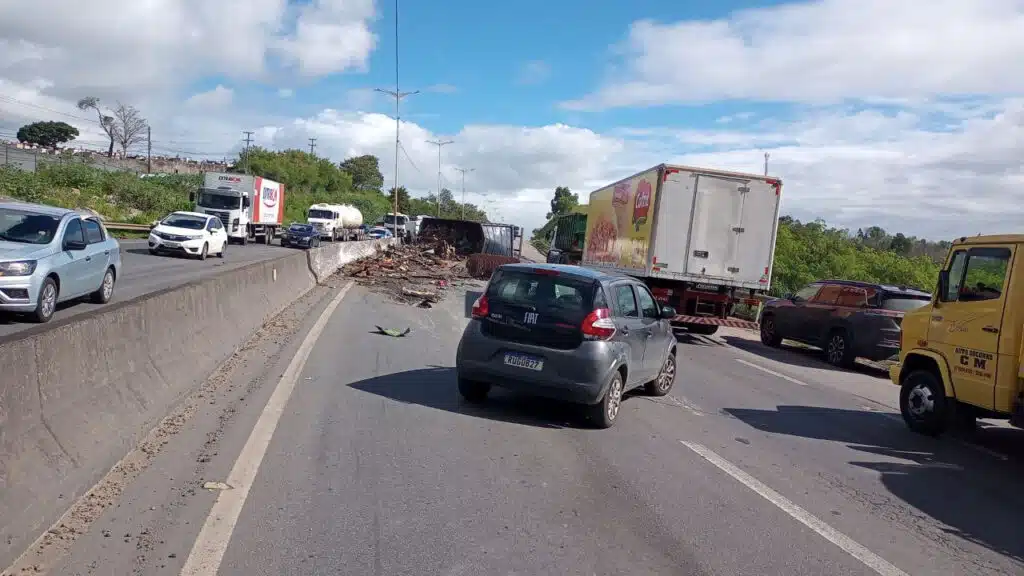 carreta tombada em rodovia no ES