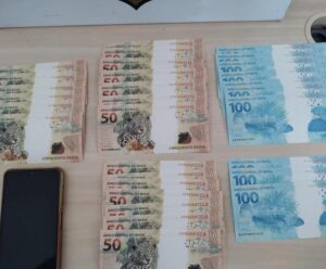 Mulher é presa pela PF em Cachoeiro recebendo dinheiro falso pelos Correios cédulas falsas de 50 e de 100 reais sobre uma mesa
