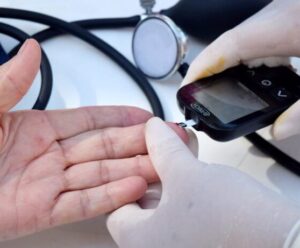 Ação na praça Jerônimo Monteiro oferta serviços gratuitos de saúde Na imagem, uma enfermeira faz o teste de glicose em um trabalhador.