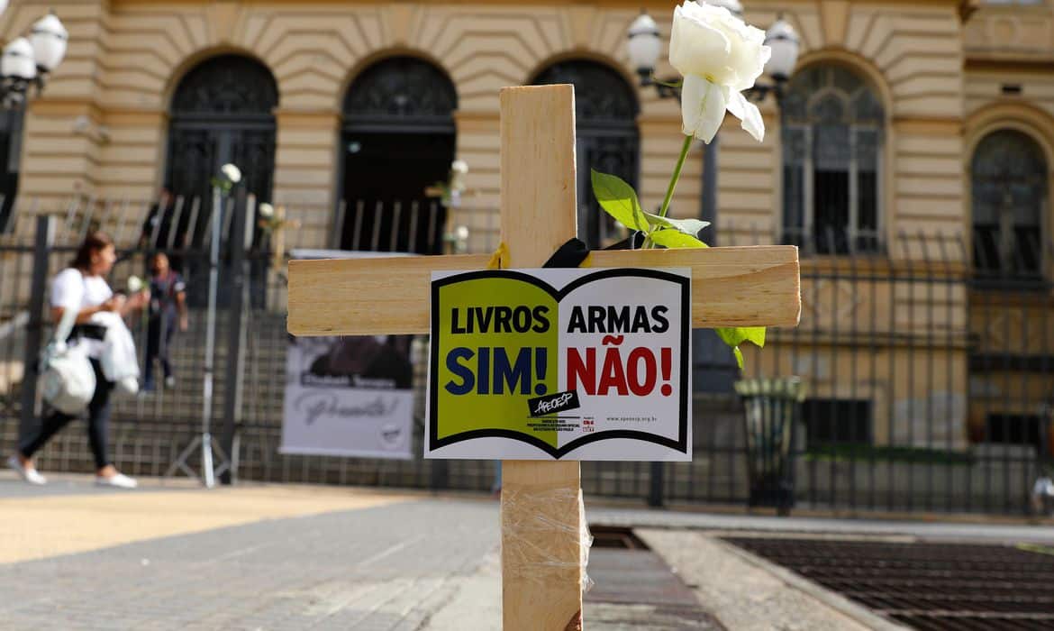 Professores de São Paulo protestam contra a violência nas escolas em frente à Secretaria de Educação, na Praça da República, após o ataque na escola Thomazia Montoro. Foto: Fernando Frazão/Agência Brasil Professores de São Paulo protestam contra a violência nas escolas em frente à Secretaria de Educação, na Praça da República, após o ataque na escola Thomazia Montoro. Foto: Fernando Frazão/Agência Brasil