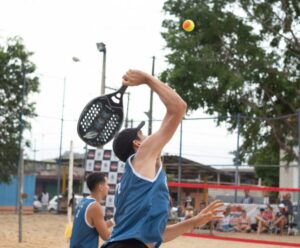 homem jogando beach tennis - Evento Conexão e Movimento em Vila Velha