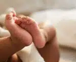 Mãe de 18 anos é presa em Linhares por estuprar filho de dois anos