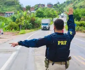 PRF/ES inicia Operação Dia do Trabalhador nas BRs capixabas policial rodoviário da PRF sinalizando parada a caminhão em rodovia federal