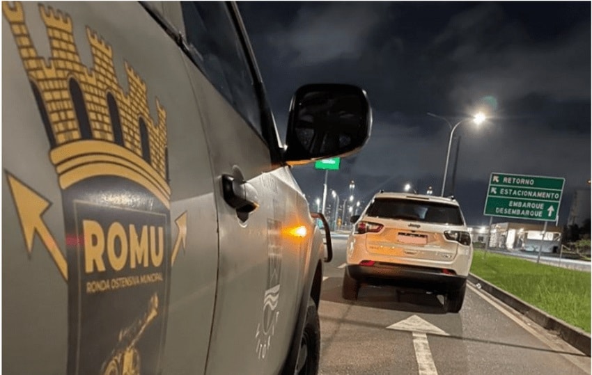 Carro da Guarda Municipal atrás de um carro modelo SUV branco