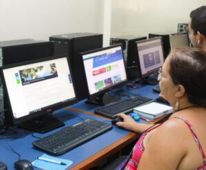Lideranças comunitárias participarão de encontro sobre cidade inteligente A foto mostra pessoas usando computadores