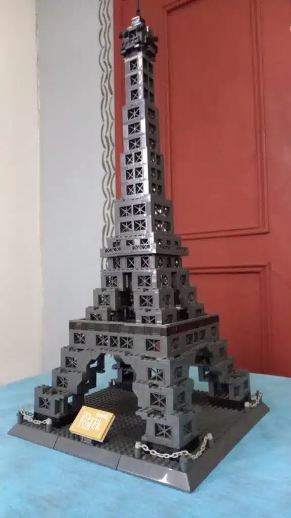 Jovem autista estreia exposição na Casa Porto