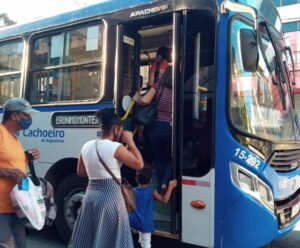pessoas embarcando num ônibus