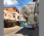 Homens invadem e ateiam fogo em ônibus na Grande Vitória  