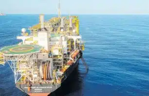 Conferência discute a indústria do petróleo e a sustentabilidade plataforma de petróleo em maio ao mar brasileiro.