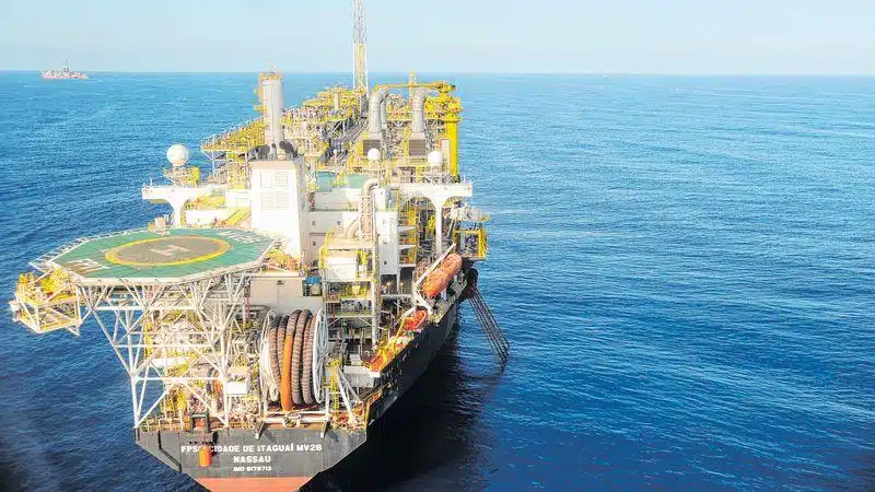 plataforma de petróleo em maio ao mar brasileiro.