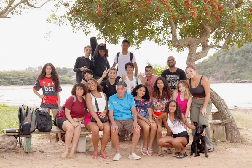 Grupo de pessoas posam em terra de chão