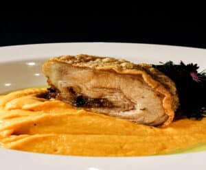 Última semana para provar os menus da ES Restaurant Week Porchetta recheada de cogumelos frescos acompanhado de purê rústico de abóboras e crispir de couve