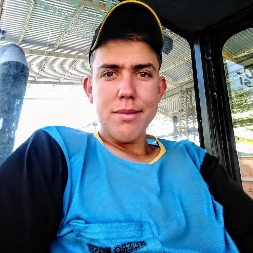 Jovem de 21 anos morre após caminhonete despencar de 20 metros em Castelo