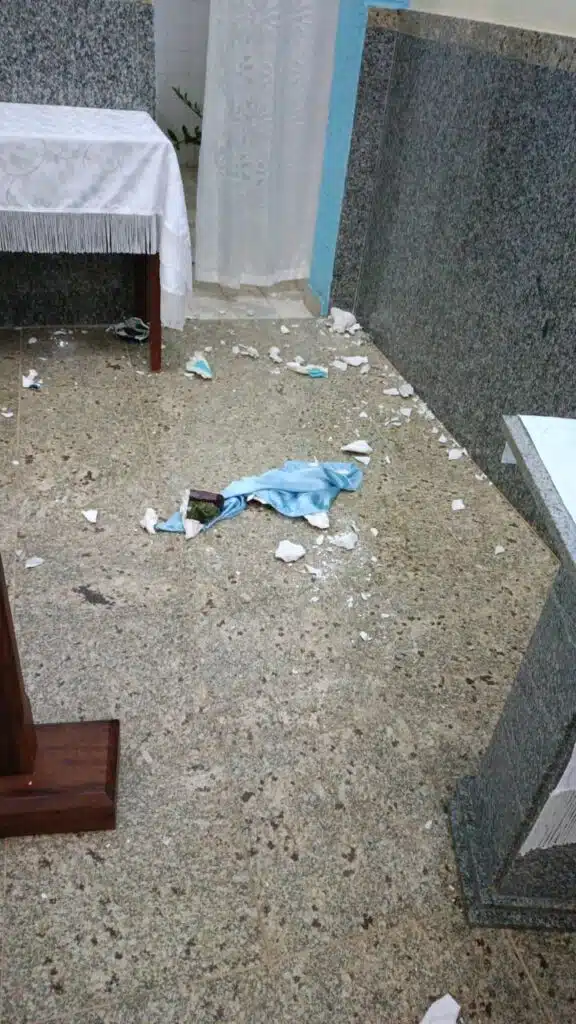 igreja católica é vandalizada em Castelo