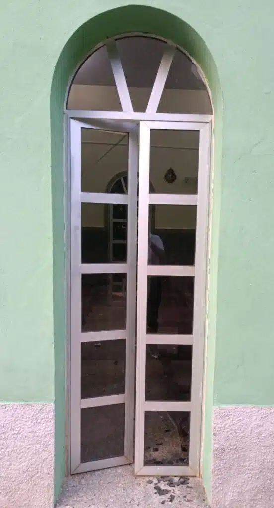 igreja católica é vandalizada em Castelo