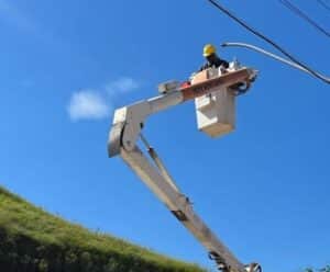 Homem trocando lâmpada em um poste