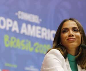 Anitta revela parceria com Sam Smith em sexto álbum de carreira A cantora Anitta durante briefing sobre a cerimônia de encerramento da Copa América Brasil 2019, no estádio Maracanã.