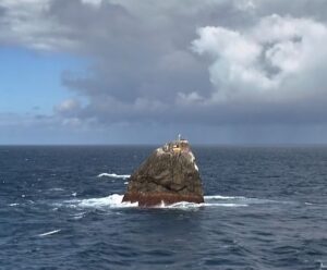 Aventureiro tenta ficar 2 meses em ilha de 21 metros de comprimento Aventureiro em ilha