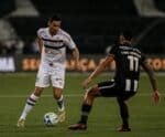 Botafogo vence clássico com o Fluminense e mantém liderança isolada do Brasileiro