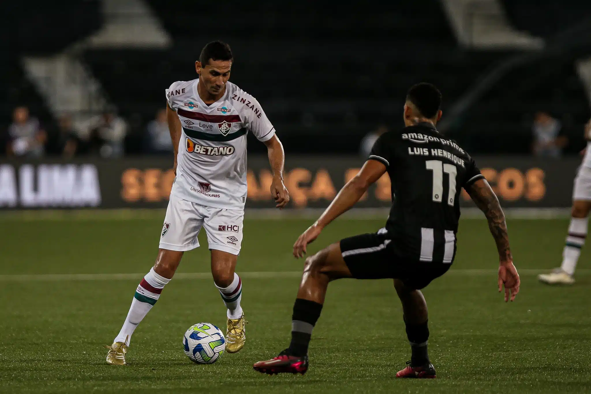 No primeiro jogo sem Luís Castro, Botafogo vence clássico contra o Vasco e  se mantém na liderança