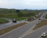 VÍDEO | Caminhão carregado com chapas de granito tomba e interdita a ES 482