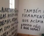 Capela católica sofre vandalismo e pichação com frases terraplanistas