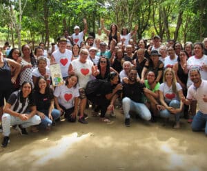 Centro de Convivência realiza passeio em comemoração ao Dia das Mães Um grupo de pessoas que fazem parte do centro de convivência, estão juntos e olham para a câmera.