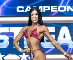 Esteticista capixaba é campeã em competição de fisiculturismo fisiculturista posando