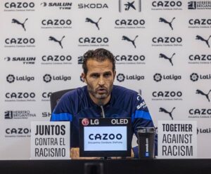 Caso Vini Jr: Valencia chama punição recebida pela federação de “grande injustiça” O treinador do Valencia CF, Rúben Baraja, deu uma coletiva de imprensa para pronunciamento ao caso de racismo do Vini Jr.