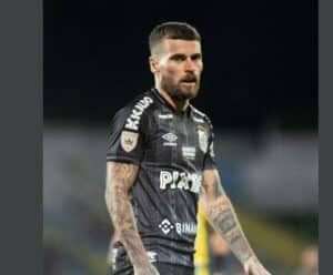 Lucas Lima prevê jogo ‘tenso’ entre Santos e Bahia na Copa do Brasil jogador Lucas Lima em campo