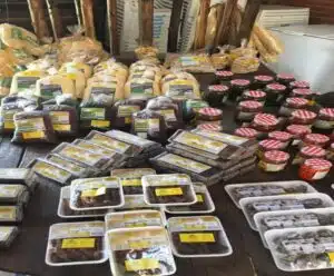 Castelo: agroturismo é destaque em festa de Corpus Christi Uma mesa cheia de doces, como doce de banana, geléias, entre outros.