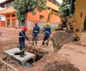 Obras foram tema de reunião no distrito de Córrego dos Monos na imagem, quatro pessoas estão trabalhando na manutenção de uma rua.