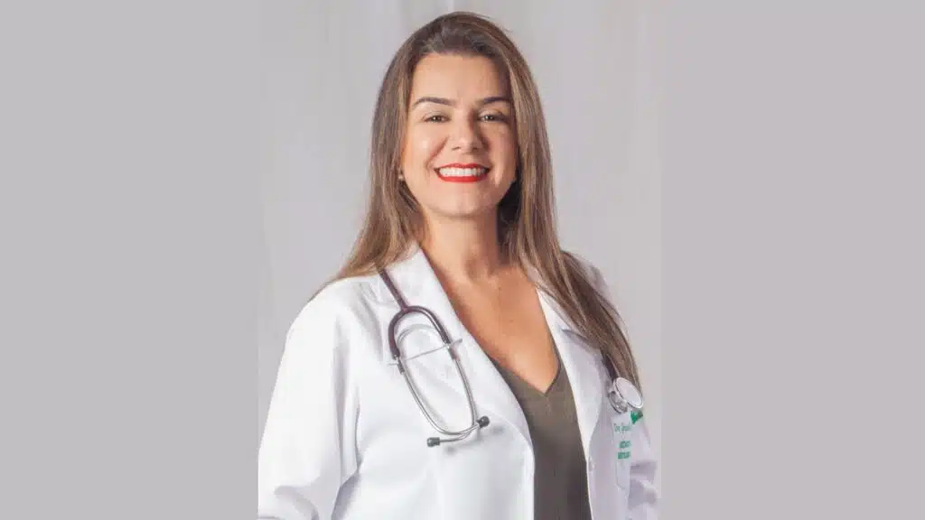 médica com jaleco branco e estetoscópio