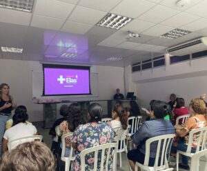 Findes fortalece ações para capacitar mulheres para o mercado de trabalho Mulher palestrando para uma plateia de mulheres
