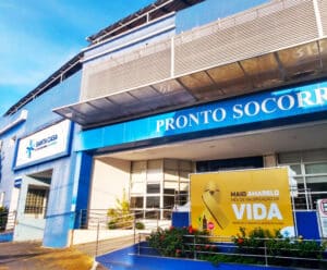 Hospital de Cachoeiro já atendeu mais de 440 vítimas de acidentes de trânsito em 2023 fachada da Santa Casa com propaganda do Maio Amarelo