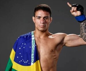 Ex-UFC, Felipe Colares morre após ser atropelado por um ônibus Felipe Colares com a bandeira do Brasil no ombro