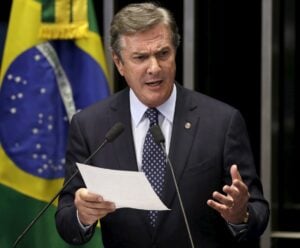 PGR pede condenação de Fernando Collor por propinas de R$ 29 milhões Fernando Collor discursando no plenário do Congresso Nacional
