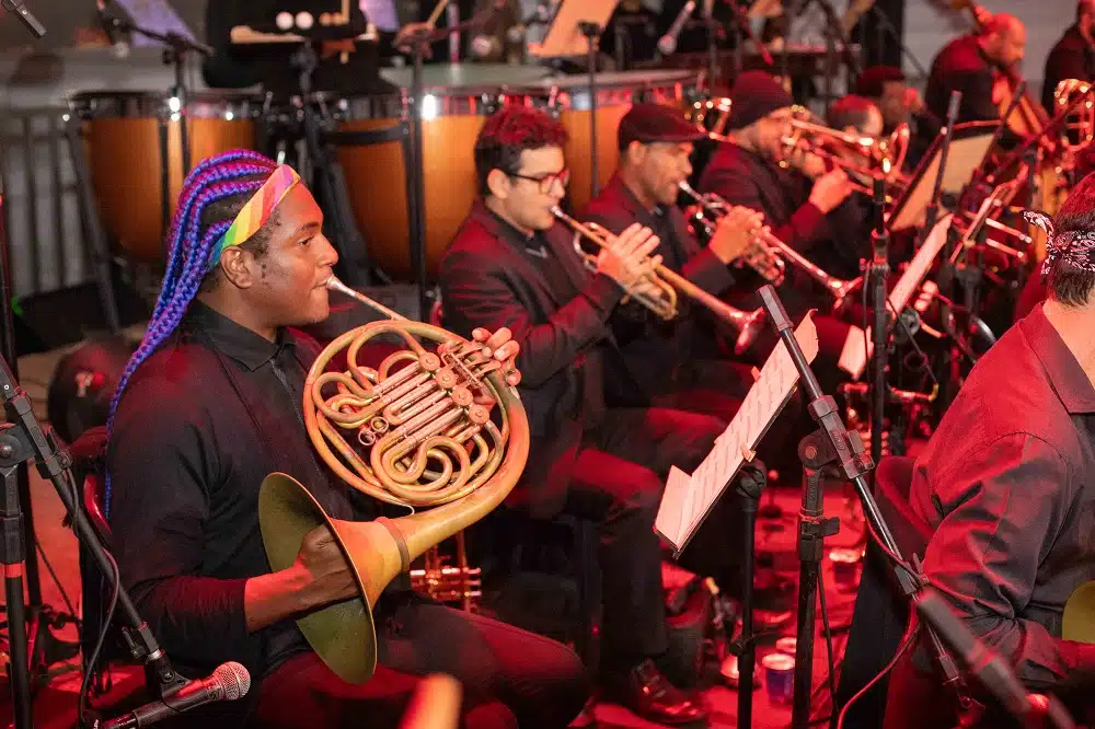 músicos com instrumentos de sopro