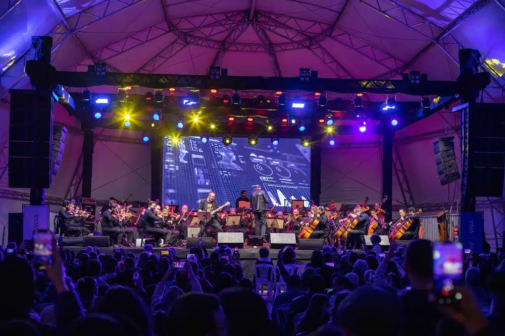 orquestra em cima do palco com o público à frente