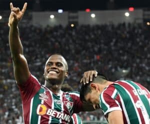 Jogadores do Fluminense comemorando o gol