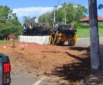 Caminhão carregado com terra tomba e fecha Rodovia do Sol em Anchieta