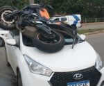 Moto vai parar em cima de carro após acidente em trevo de Cachoeiro