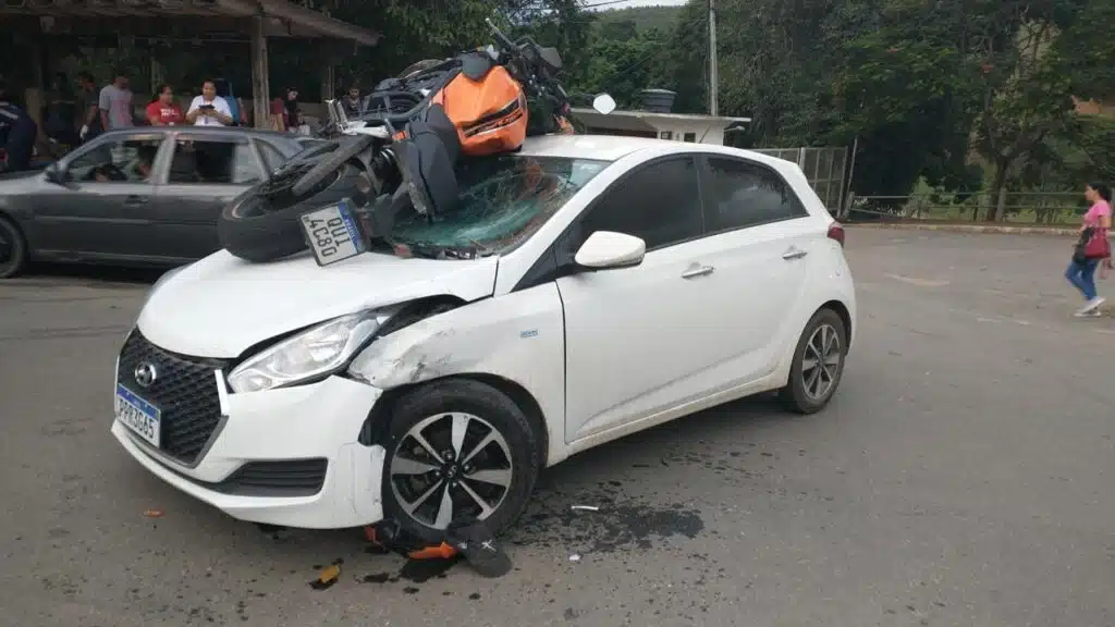 Moto vai parar em cima de carro após batida em trevo de Cachoeiro