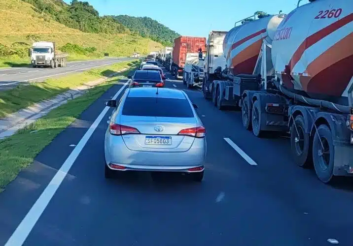 Acidente entre carretas deixa motorista ferido e trânsito lento na 101, em Anchieta