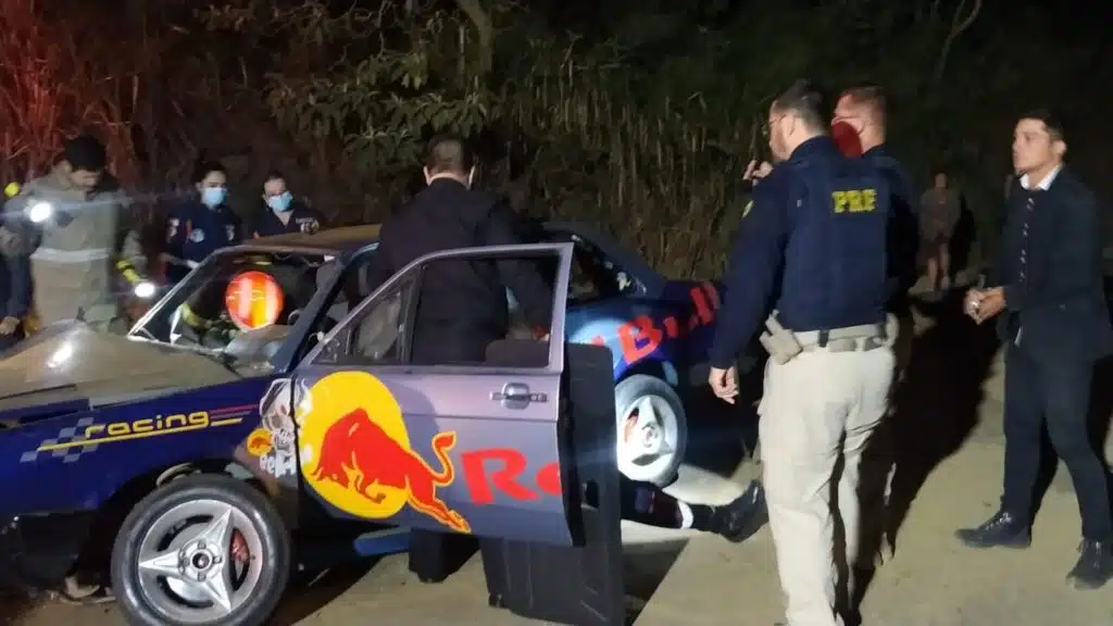 Três pessoas ficam gravemente feridas após carro capotar em Venda Nova do Imigrante