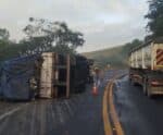 Carreta tomba em Rio Novo do Sul e interdita trecho da BR 101