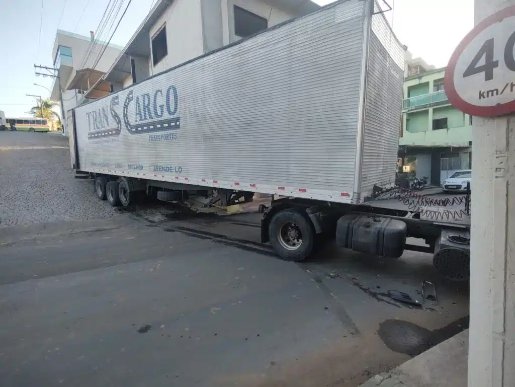 Carreta atinge casa e carro após descer ladeira desgovernada em Kenned