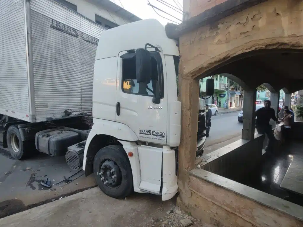 Carreta atinge casa e carro após descer ladeira desgovernada em Kenned