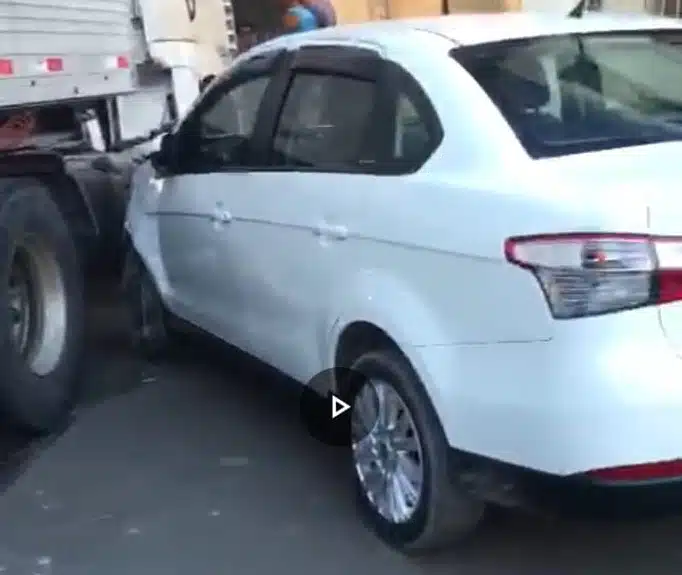 Carreta atinge casa e carro após descer ladeira desgovernada em Kenned