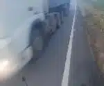 Com câmera no capacete, motociclista escapa por pouco de acidente